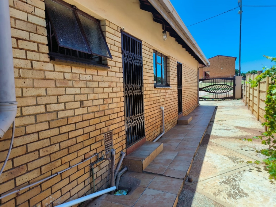 To Let 3 Bedroom Property for Rent in Jouberton North West